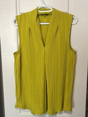 Sleeveless Pleated V-Neck Women's Top - Yellow Green